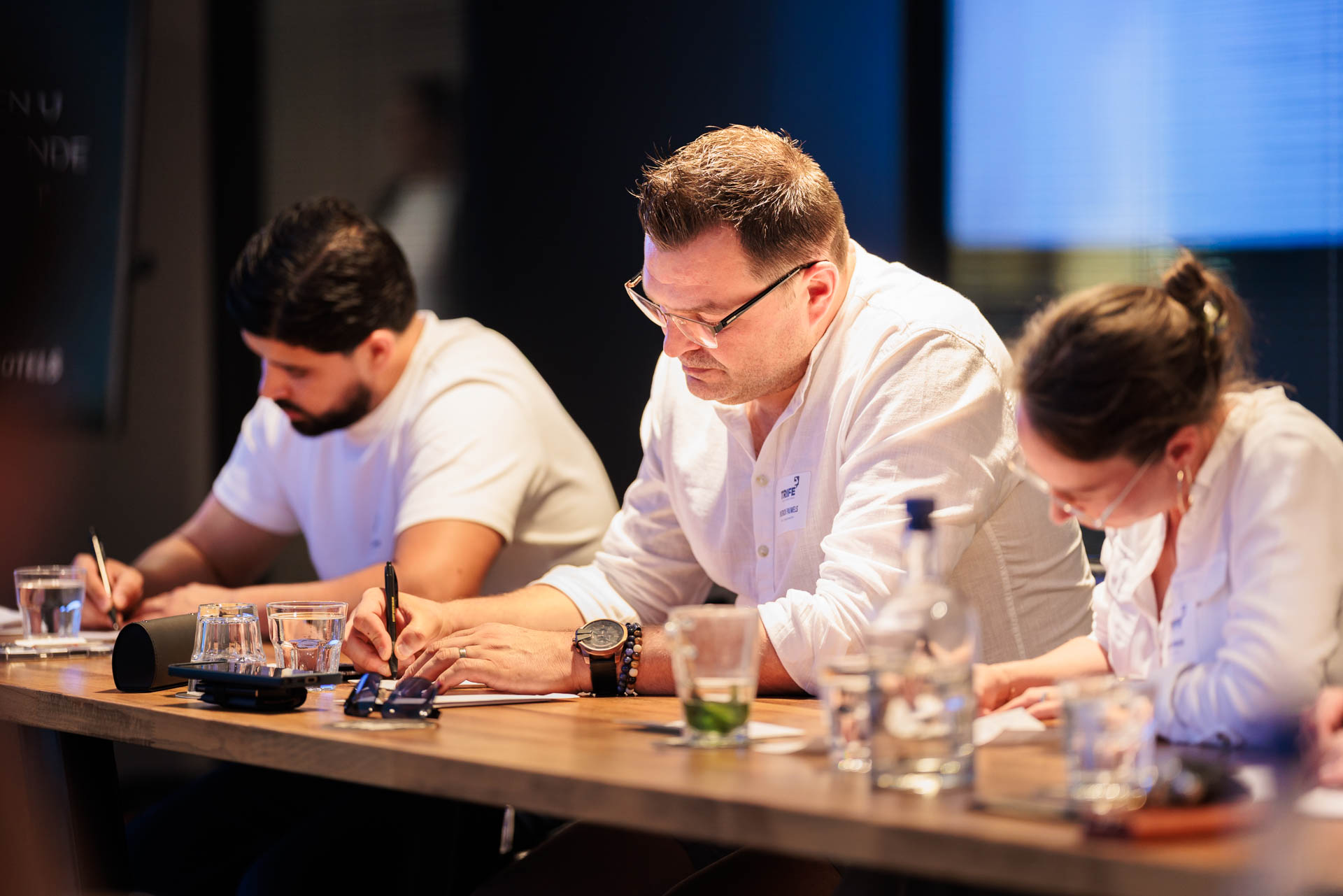 Een deelnemer werkt tijdens de workshop aan haar eigen situatie